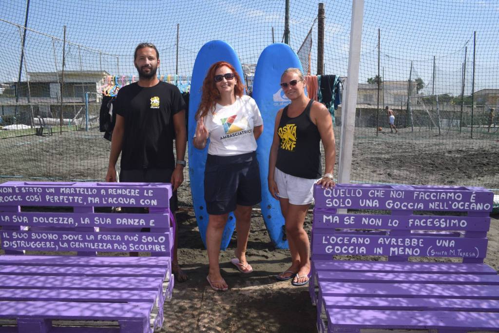 Inaugurate due nuove panchine della gentilezza all''Ostia Surf